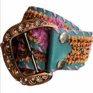 Wide, oversized, hot-colored belt.😍